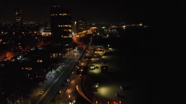 Vista aérea nocturna de la ciudad de Tel Aviv con modernos skylines y hoteles de lujo en la playa cerca del puerto de Tel Aviv en Israel — Vídeos de Stock