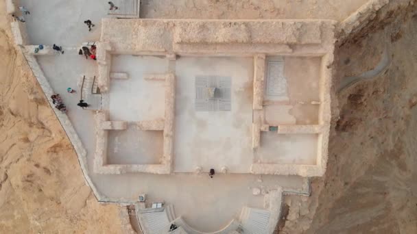 空中 4 k の高騰は、マサダ、イスラエルを表示します。撮影飛行ドローン。マサダ要塞は、イスラエルの砂漠の古代ユダヤ人の要塞上 Quadrocopter の上昇 — ストック動画