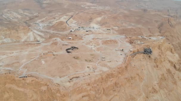 Volando alrededor del área de la fortaleza de Masada Distrito Sur de Israel Área del Mar Muerto Distrito Sur de Israel. Antigua fortaleza judía del Imperio Romano sobre una roca en el desierto de Judea. ver aire — Vídeo de stock