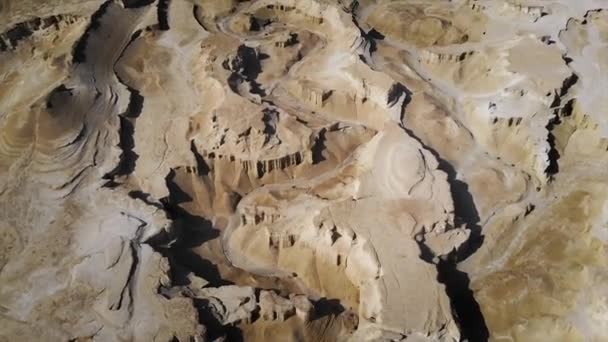 Aerial view of the Judean desert located on the West Bank of the Jordan river. Deserted shore of dead sea. The background of desert. Sandy stony canyon in the desert. A barren land. Midbar Yehuda. — Stock Video