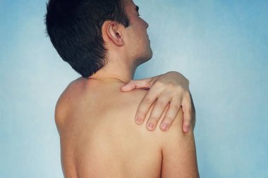kişi, sağlık ve sorun kavramı - mutsuz adam servikal chondrosis artroz, kırık omuz, boyun ve omuz ağrısı acı. Her zamanki gibi Çıkık omuz 