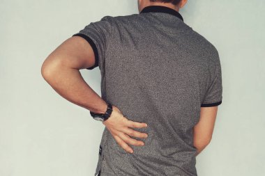 Adam mavi arka plan, böbrek yetmezliği karşı sırt ağrısı acı görüntüsü. hastanın arkasından elini tutar. artroz, chondrosis, osteoporoz, kas ve eklem ağrıları.