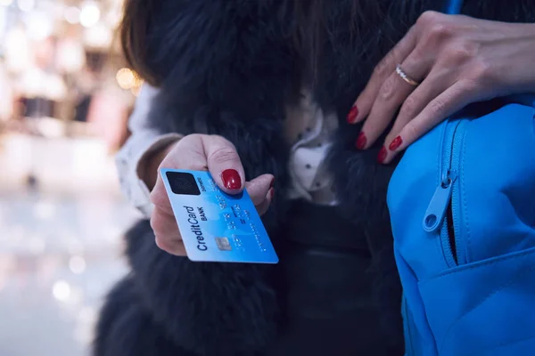 Kreditkarte Mit Biometrischem System Den Händen Junger Frauen Halbkörperaufnahme Einer — Stockfoto