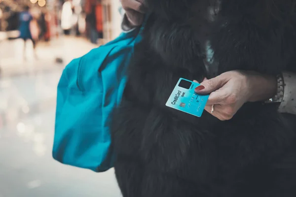 Well Dressed Lady Fur Holding Credit Card Bag Blurred Mall — Stock Photo, Image