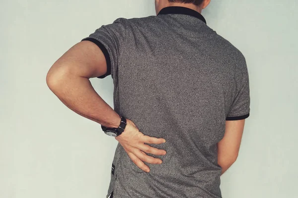 Imagen Del Hombre Que Sufre Dolor Espalda Contra Fondo Azul —  Fotos de Stock
