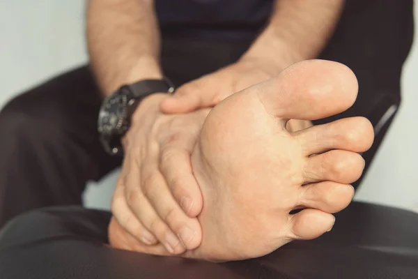 Руки Бегуна Пешком Чувствует Боль Лодыжка Нога Сломана Вывихнута Несчастный — стоковое фото