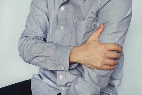 Ein Mann Hemd Hält Sich Auf Blauem Grund Schulter Arm — Stockfoto