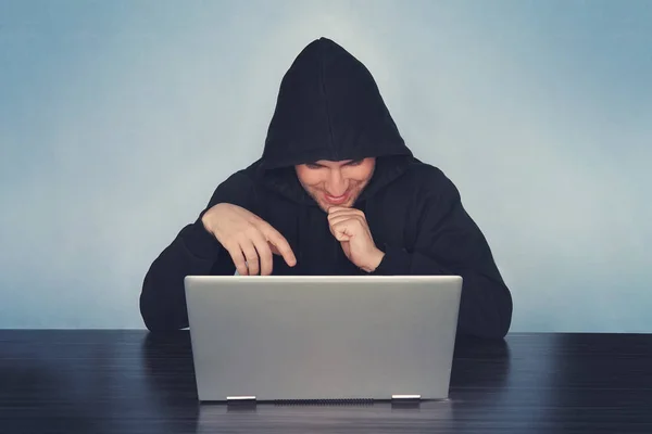 Feliz Hacker Capuz Preto Pega Senha Hackear Site Rouba Dinheiro — Fotografia de Stock