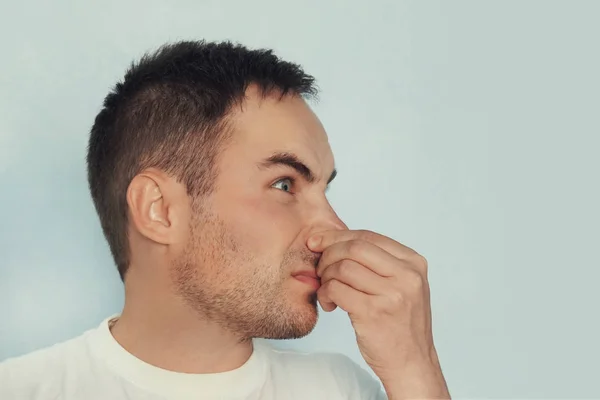 Πορτραίτο Ενός Ανθρώπου Που Κλείνει Μύτη Του Μυρίζει Άσχημα Μπλε — Φωτογραφία Αρχείου