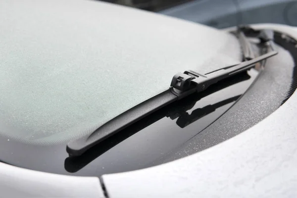 자동차 청소부는 온도에서 자동차의 유리에 겨울에 — 스톡 사진