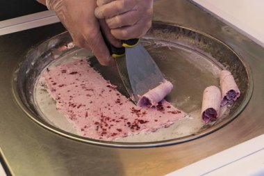 Tavada kızartılmış dondurma dondurma pan alır. Dondurma haddelenmiş, el dondurma tatlı yaptı. Kızarmış dondurma makinesi ile çelik soğutulmuş pan. pişirme işlemi, hazırlık süreci