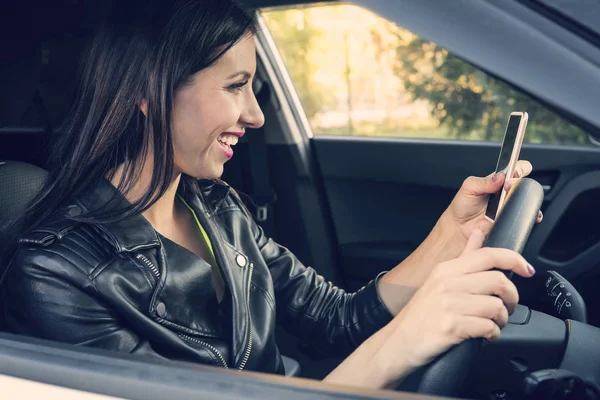 Feliz Mujer Sonriente Sosteniendo Teléfono Inteligente Sentado Dentro Coche Conductora — Foto de Stock