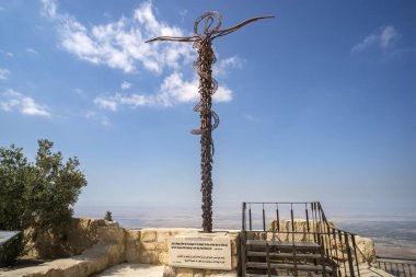 Serpentine çapraz heykel, Brazen yılanın İtalyan sanatçı Mount Nebo güneş ışığı altında mavi gökyüzü karşı üstüne Giovanni Fantoni tarafından yaratılmıştır. Mount Nebo, Ürdün, 27 Ekim 2018.