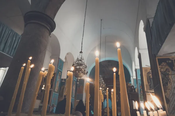 Velas Iglesia Madaba Velas Conmemorativas Ortodoxas Arena Sobre Fondo Iglesia — Foto de Stock