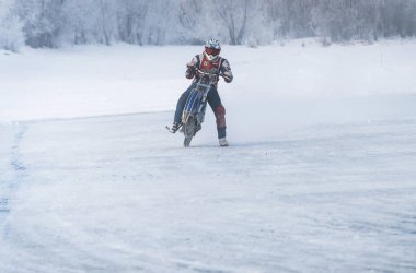 Kış motokros, motosiklet, sürücüsüyle kış Speedway yarış. arka tekerlek Bisiklet binici ekstremal kaldırdı.