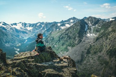 Adam keskin uçurum vadi rocky Dağları Parkı ve peyzaj saatine yukarıda oturamaz. Turist dağın zirvesine fethetti ve güzellikteki bir vadinin manzarayı oturur