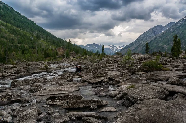 Escursionista Attraversare Fiume Montagna Turista Salta Sopra Pietre Torrente Fiume — Foto Stock