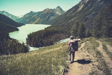 Göl kayalık ridge ile. Güzel manzara. Turistik göl kıyısında kayaların üzerine gider. Altay Rusya.