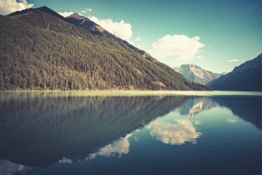 Harika manzarası inanılmaz yansıması ile sakin göl. Dağların buzul içinde belgili tanımlık geçmiş. Huzurlu güzel manzara. Sanatsal resim. Güzellik dünya.