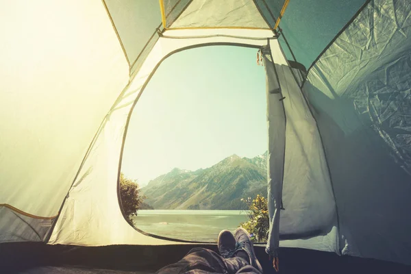 Füße Mann entspannen genießen Berge und Seeblick vom Zelt camping Eingang Outdoor-Reise-Lifestyle-Konzept Abenteuer Sommerurlaub Outdoor — Stockfoto