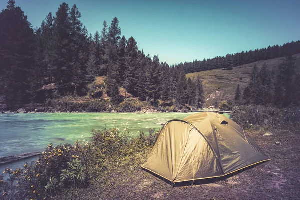 관광 고 개념 여행입니다. 산와 관광 텐트 아름 다운 여름 풍경입니다. 노란 스탠드 근처 산에 있는 호수. 산에 밝은 화창한 날. — 스톡 사진