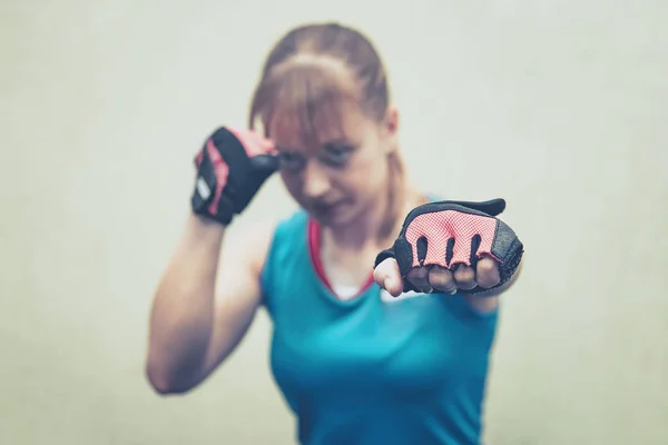 Amenazado con puños. cerrar combate desarmado. Puño en primer plano. Chica practicando combate cuerpo a cuerpo . — Foto de Stock