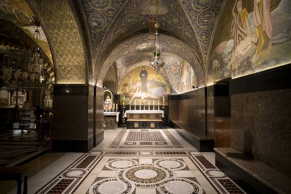 JERUSALEM, ISRAEL - 24 de octubre de 2018: Decoración y pintura mural de uno de los salones de la Iglesia del Santo Sepulcro, Jerusalén, Israel . — Foto de Stock