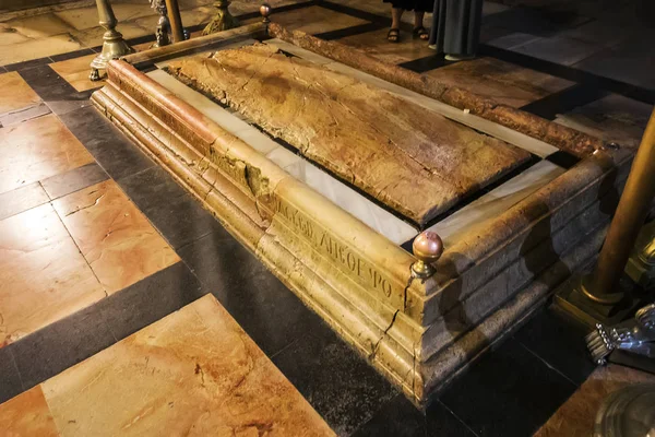 Primer plano de la Piedra de la Unción, el lugar, donde el cuerpo de Jesús fue preparado para el entierro por José de Arimatea. La Iglesia del Santo Sepulcro en Jerusalén. Israel. Lugar sagrado diseño . — Foto de Stock