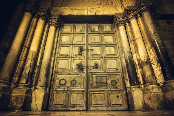 Primer plano de la entrada principal a la Iglesia del Santo Sepulcro en la ciudad vieja de Jerusalén — Foto de Stock