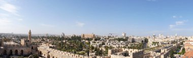 Eski şehrin modern Kudüs şehrinin panoramik görünüm.