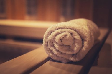 A yakın çekim yumuşak terry banyo havlusu bir ahşap Buhar Sauna. Rahat dinlenme bir geleneksel Rus sedir banyoda. Eko tasarlanmış Sauna buhar odası içinde dinlenmek için mükemmel conviniences.