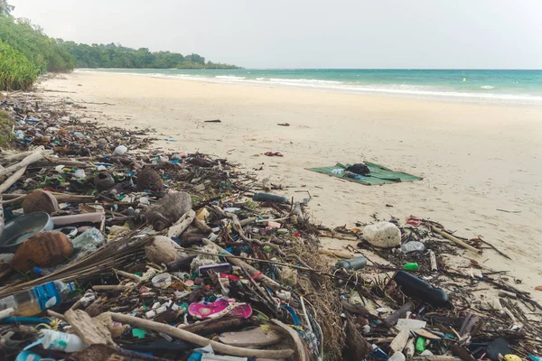 Poluição na praia. Garrafas de plástico e outro lixo na praia do mar — Fotografia de Stock