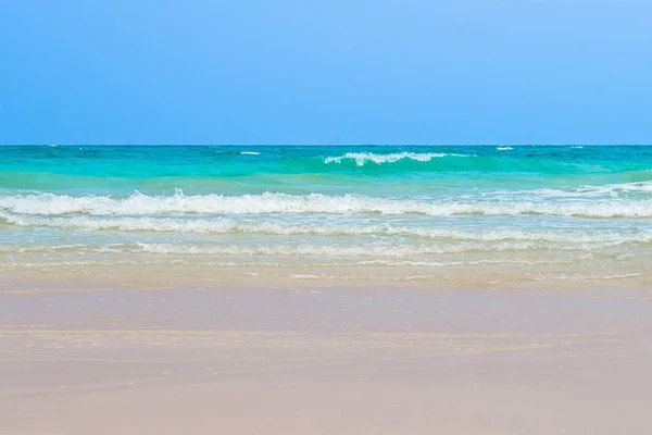 Tropical sea under the blue sky — Stock Photo, Image