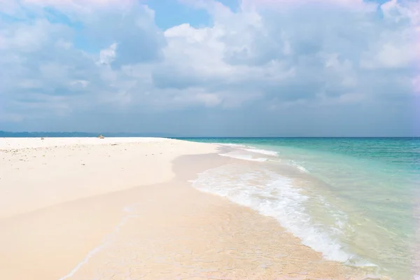 White sand and the blue sky.Ta Chai Island,phuket,Phangnga,Thailand. — Stock Photo, Image