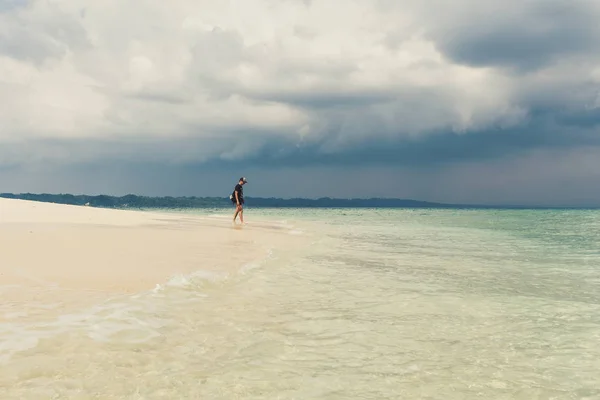 Giovane uomo sulla bella spiaggia di sabbia bianca soleggiata . — Foto Stock