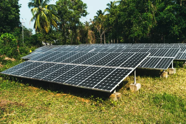 Grandes painéis solares na floresta tropical . — Fotografia de Stock