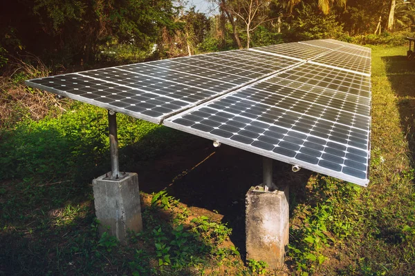 Grandes painéis solares na floresta tropical . — Fotografia de Stock