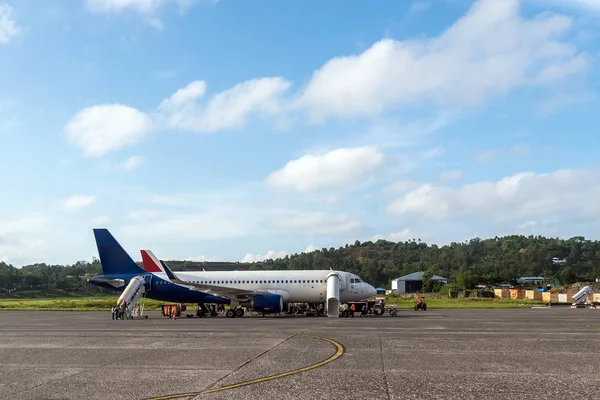 Pasażerski samolot stoi na pasie startowym lotniska — Zdjęcie stockowe