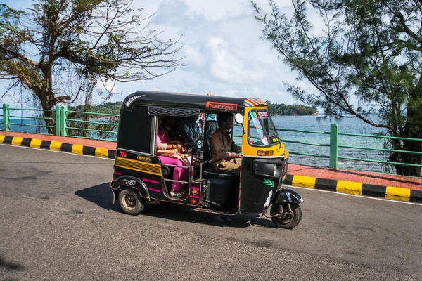 Auto rickshaw se move através de uma praia de Goa arenosa na Índia — Fotografia de Stock