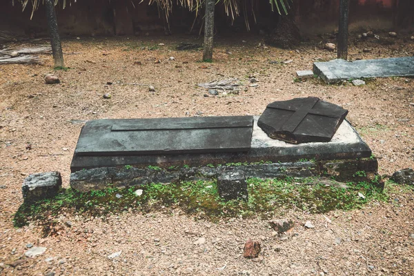 Velké poškozený hrob v katolickém hřbitově — Stock fotografie