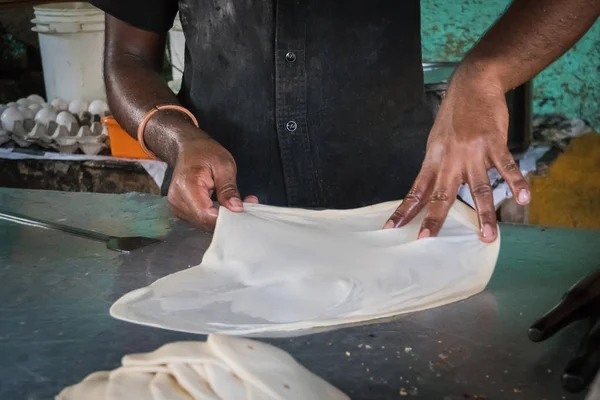 Výroba Roti Canai, Roti vaření procesu, roti smažené indické potraviny — Stock fotografie
