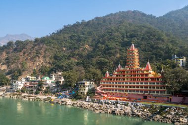 Tera Manzil Templ, başka bir isim-Trimbakeshwar, Lakshman Jhula Köprüsü görünümü. Tapınak sahildeki bir tabaka pasta benzer