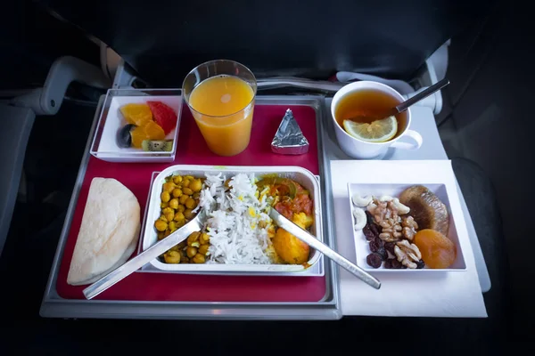 Comida en clase Turista. Aerolíneas. para comer en el avión. para alimentar a los pasajeros. conjunto de alimentos vista superior de cerca . — Foto de Stock