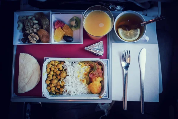 Conjunto de comida a bordo en una caja — Foto de Stock