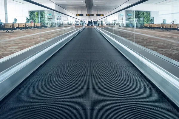 Roltrappen in de luchthaven. roltrap, binnenland van de Indische luchthaven Pudong — Stockfoto