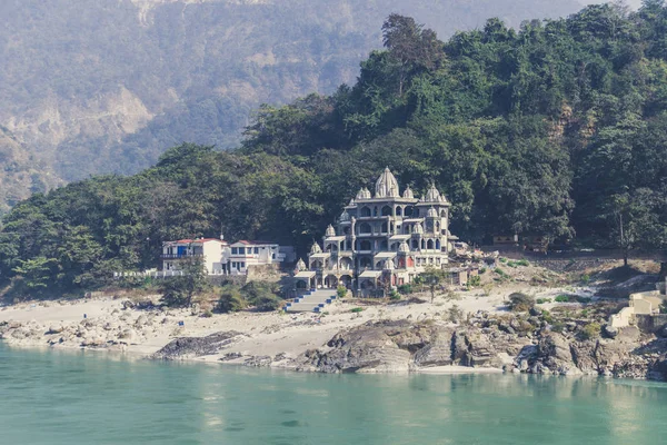Oude ashram op de Bank van de rivier van Ganges. — Stockfoto
