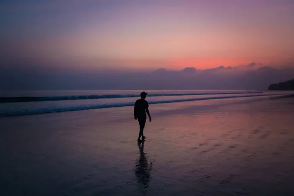 Silhouette uomo a piedi sulla spiaggia al tramonto — Foto Stock