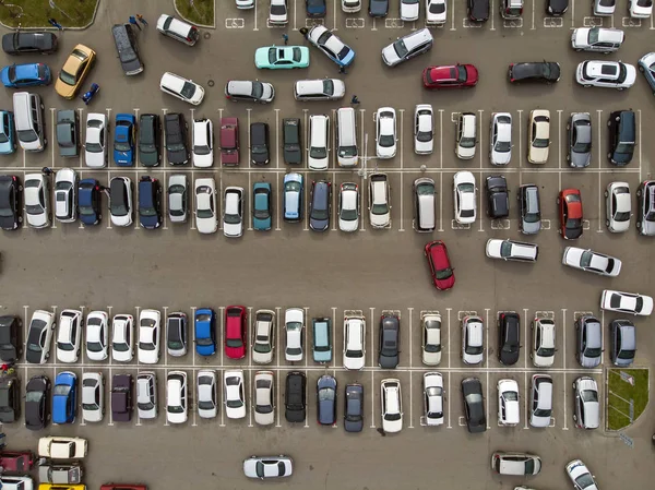 A view from above to the lines of parked cars. Heavy traffic in the parking lot. Searching for spaces in the busy car park. Cruising for parking in dormitory area. Difficulties of parking in the city — Stock Photo, Image