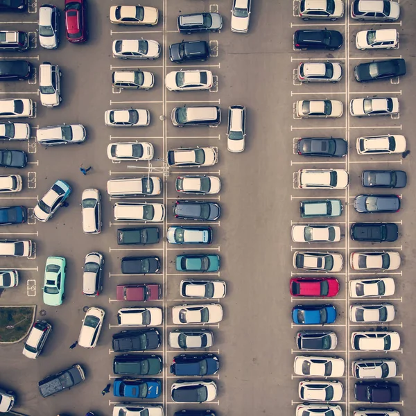 Blick von oben auf die Reihen der frontal geparkten Autos. Kreuzfahrt nach Stellplatz. problemlose Navigation auf den Parkplätzen. Platzprobleme für ein geparktes Fahrzeug. Befahrene Parkplätze. — Stockfoto