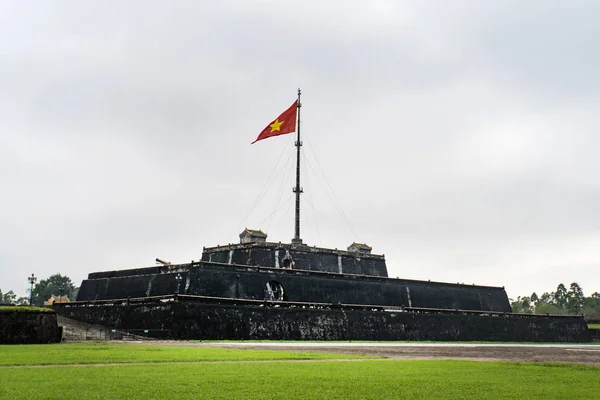 Bandeira torre na Cidade Imperial em Hue. Vietname, Indochina. Visões históricas do Vietnã . — Fotografia de Stock